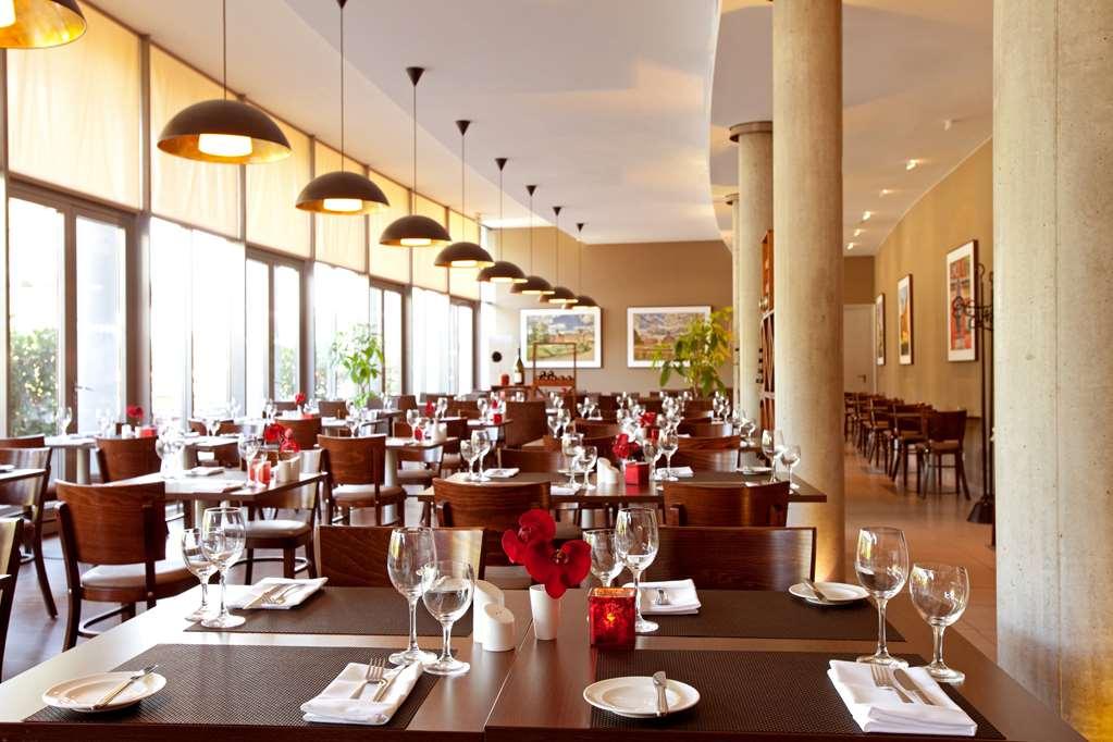 Vienna House By Wyndham Havelufer Potsdam Hotel Restaurant photo